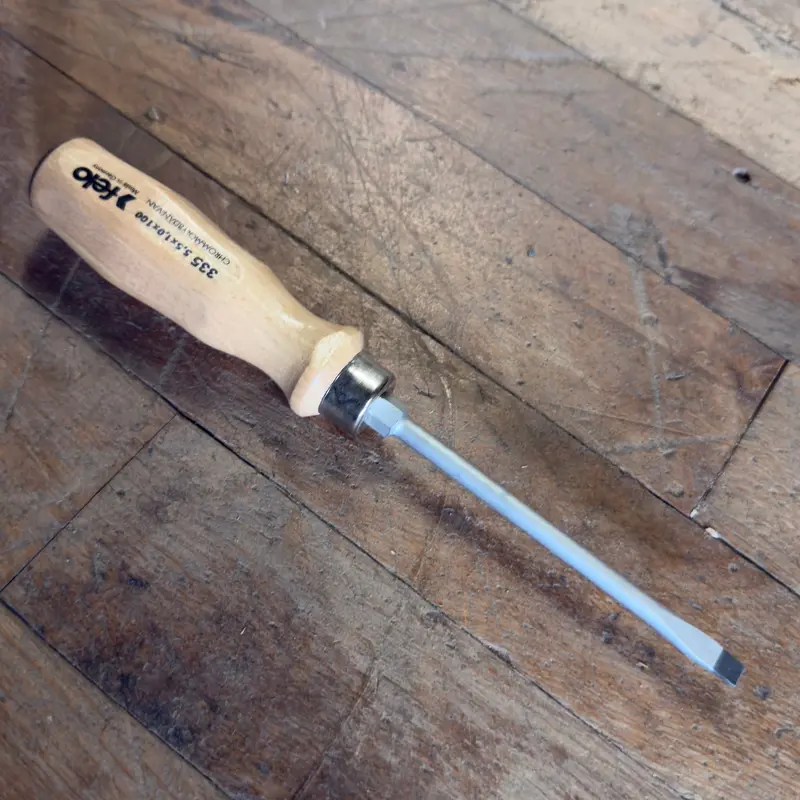 Felo 5.5 x 100mm Wood Handle Slotted Screwdriver (18036)